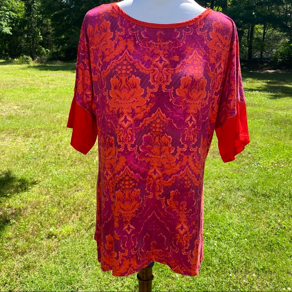 W BY WORTH TOP TUNIC TEE RED PURPLE FLORAL PAISLEY SHORT SLEEVE SIZE M